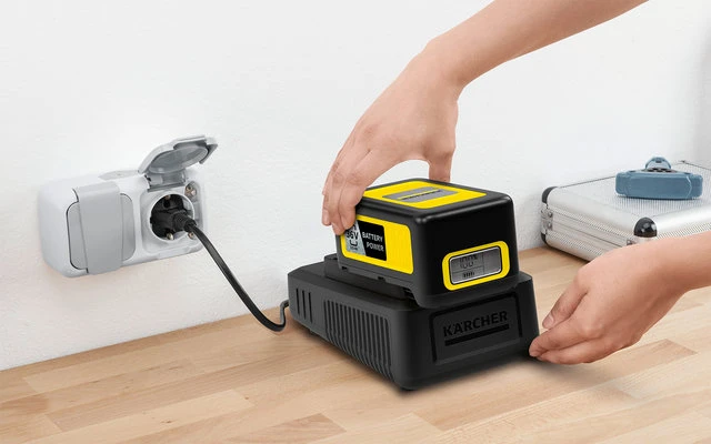 Kärcher Battery Power 36/25 Starter Kit Wechselakku Mit Schnellladegerät 36 V / 2.5 Ah 1 Kärcher Battery Power 36/25 Starter Kit Wechselakku Mit Schnellladegerät 36 V / 2.5 Ah