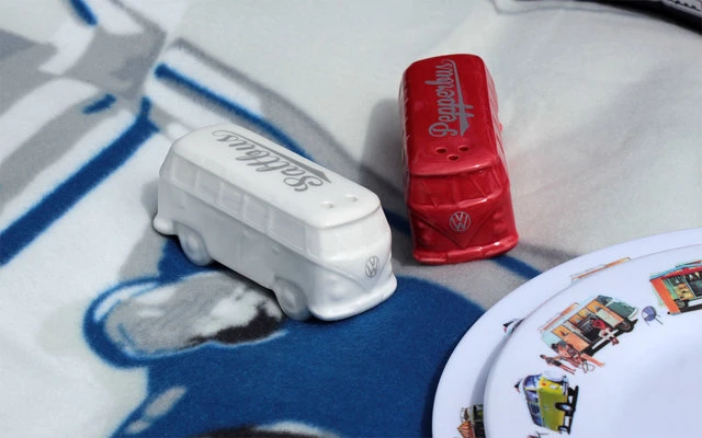 VW Collection T1 Bus Salz & Pfefferstreuer Schwarz / Weiß 4 VW Collection T1 Bus Salz & Pfefferstreuer Schwarz / Weiß – Bild 4