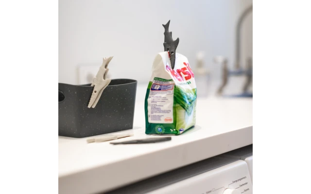 Koziol Sharky Sturmwäscheklammer Desert Sand 20 Tlg. 2 Koziol Sharky Sturmwäscheklammer Desert Sand 20 Tlg. – Bild 2